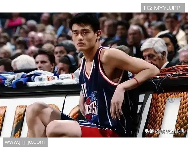 火线队员姚明：勇敢无畏的篮球英雄在战火中绽放光芒